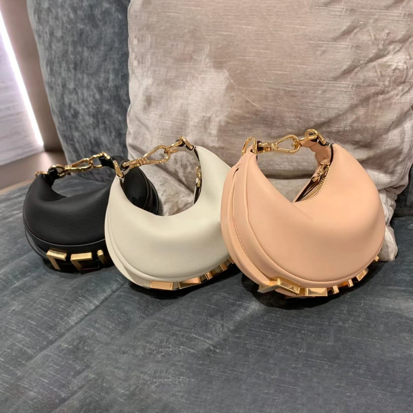 Luxury designer graphy Genuine Leather half totes wallets Shoulder Bag Handbags cross Body Metal letters mens women's fashion bags travel card holders Purse clutch, Pink
Luxury designer graphy Genuine Leather half totes wallets Shoulder Bag Handbags cross Body Metal letters mens women's fashion bags travel card holders Purse clutch, Pink
