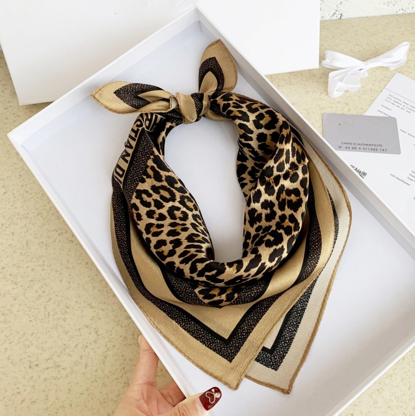 fashion Beautiful 100% Silk scarf HANDBAG Headbands scarves women Top grade bag hair Bands 70*70cm Leopard-print square that women love
fashion Beautiful 100% Silk scarf HANDBAG Headbands scarves women Top grade bag hair Bands 70*70cm Leopard-print square that women love