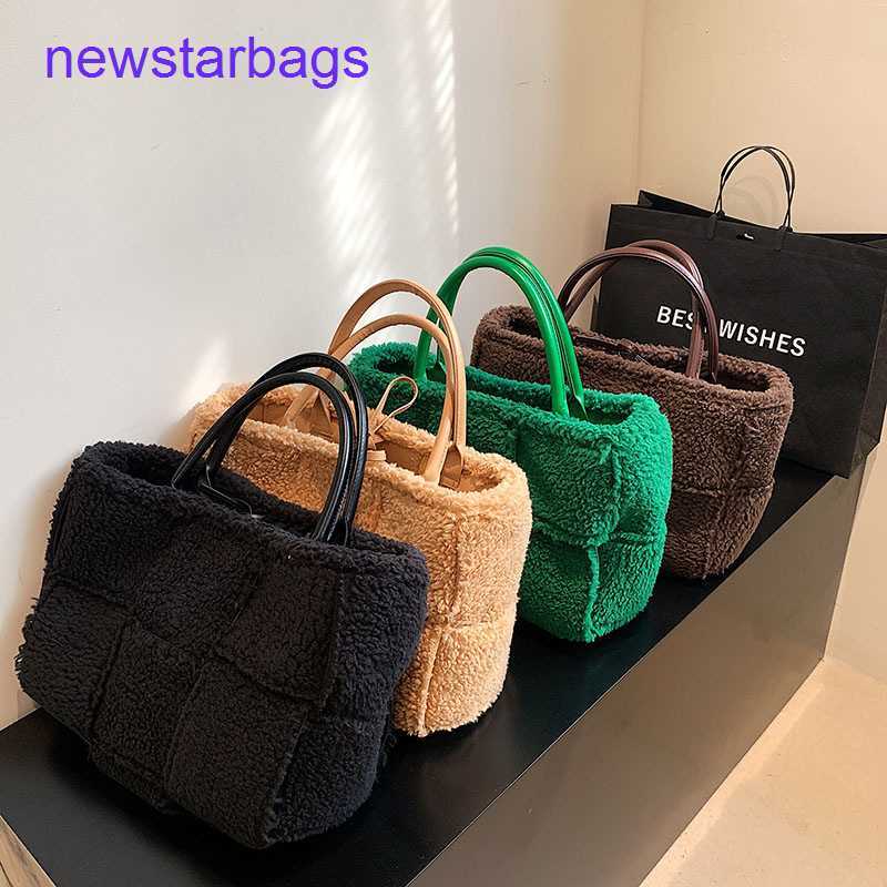Arco woven tote bags Designer Bottegs Venets Women's bag 2023 winter new handbag hand fashion plush satchel, Black6
Arco woven tote bags Designer Bottegs Venets Women's bag 2023 winter new handbag hand fashion plush satchel, Black6