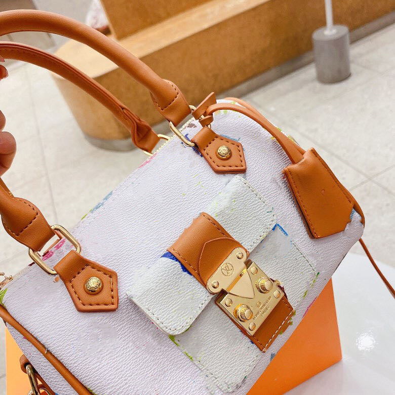 Fashion 23SS Grils Messenger Bags build women's shoulder tote packet Metal buckle letter-printed women's handbag, Brown khaki 824
Fashion 23SS Grils Messenger Bags build women's shoulder tote packet Metal buckle letter-printed women's handbag, Brown khaki 824