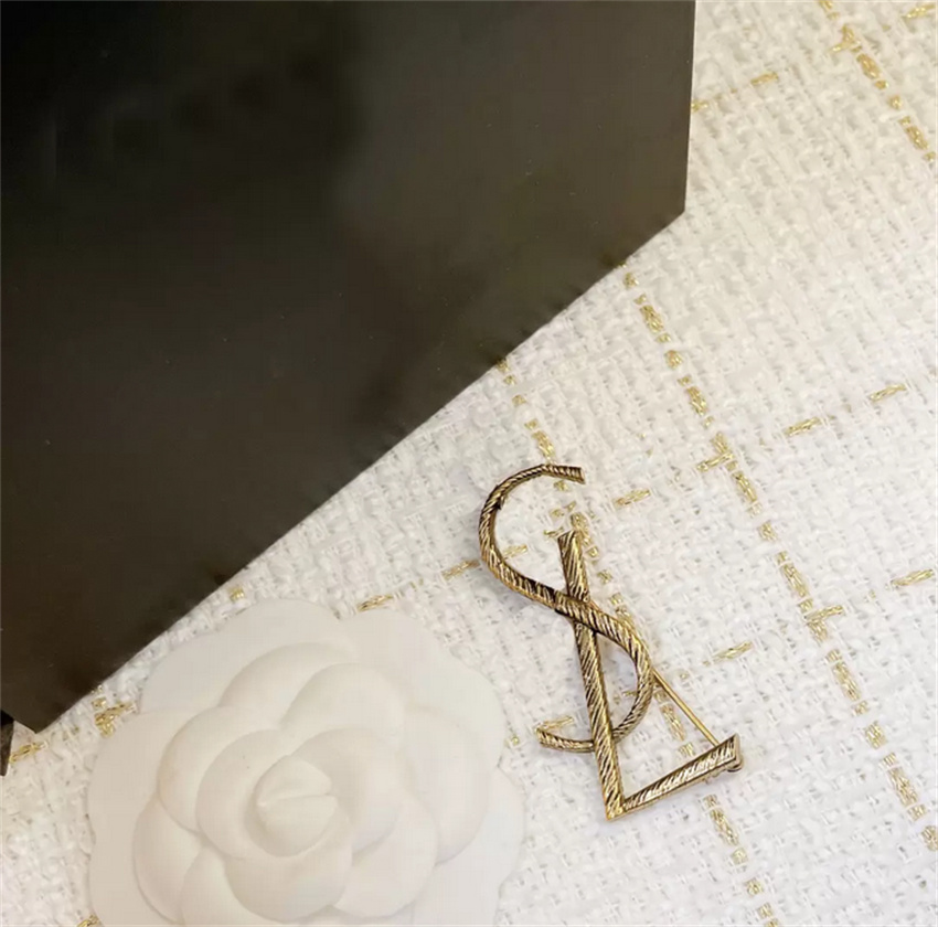 High Quality Luxury Designer Pins Jewelry Mens Womens Pin Brooch Gold Letters Classic Brand Brooch Suit Party Dress Ornaments Beautiful
High Quality Luxury Designer Pins Jewelry Mens Womens Pin Brooch Gold Letters Classic Brand Brooch Suit Party Dress Ornaments Beautiful