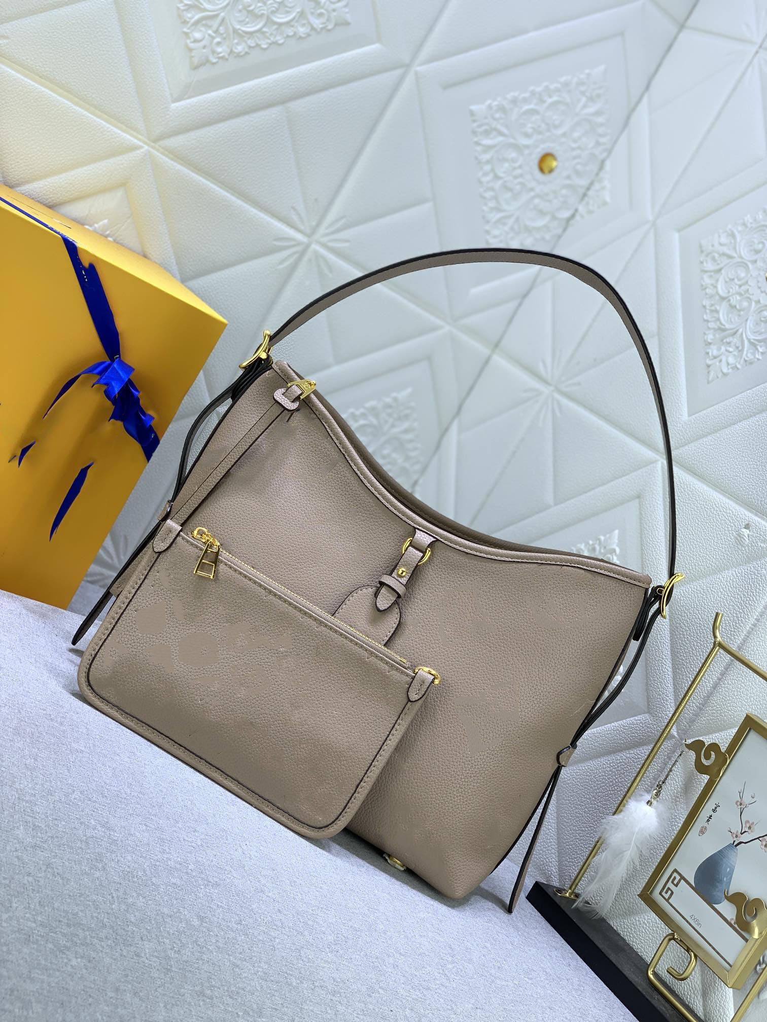 Higha Quality Fashion Luxurys Shoulder Bag Onthego Medium Tote Women Designers Handbags By The Pool Monograms embossing Messenger Designer bags 6293, Beige
Higha Quality Fashion Luxurys Shoulder Bag Onthego Medium Tote Women Designers Handbags By The Pool Monograms embossing Messenger Designer bags 6293, Beige