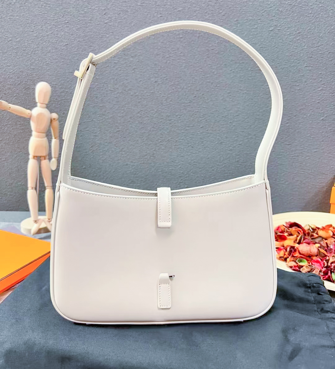 Mens Classicsaddle Hobo underarm Bag Smooth Leather shoulder Luxurys Designers bags clutch tote Womens handbag purse Cleo Messenger Metal Hardware CrossBody bags, White
Mens Classicsaddle Hobo underarm Bag Smooth Leather shoulder Luxurys Designers bags clutch tote Womens handbag purse Cleo Messenger Metal Hardware CrossBody bags, White