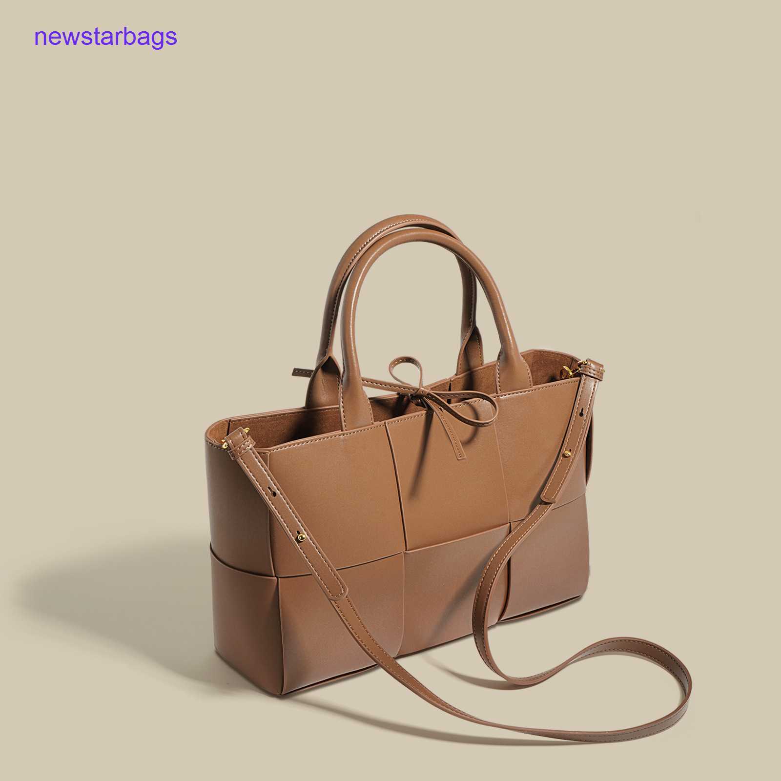 Arco woven tote bags Designer Bottegs Venets 2023 New Leather Woven Tote Bag Cow Simple Versatile Child Mother Commuter One Shoulder Crossbody Handbag, Caramel
Arco woven tote bags Designer Bottegs Venets 2023 New Leather Woven Tote Bag Cow Simple Versatile Child Mother Commuter One Shoulder Crossbody Handbag, Caramel