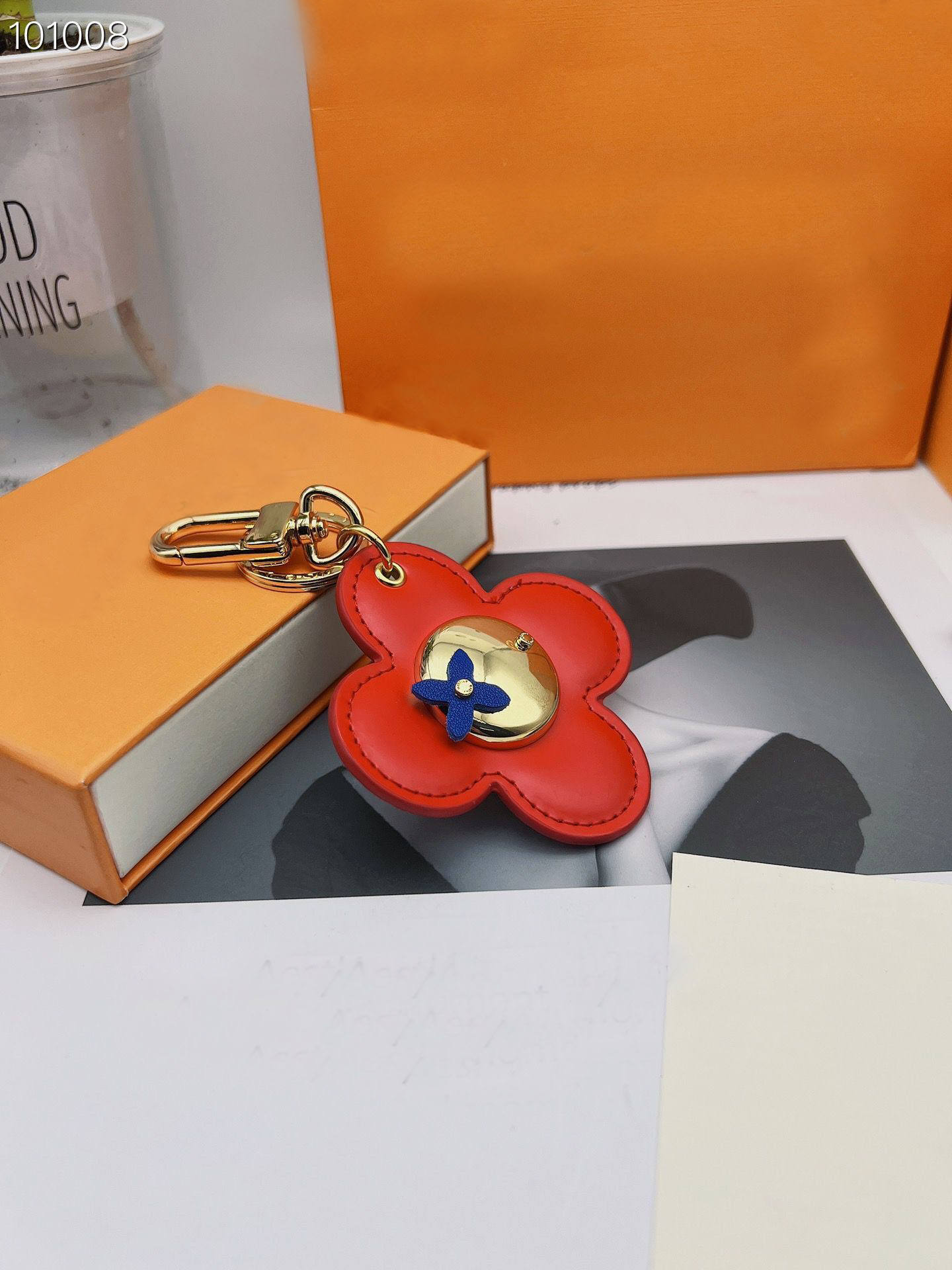 European and American trend men's and women's red flowers key chain luxury key chain without box
European and American trend men's and women's red flowers key chain luxury key chain without box