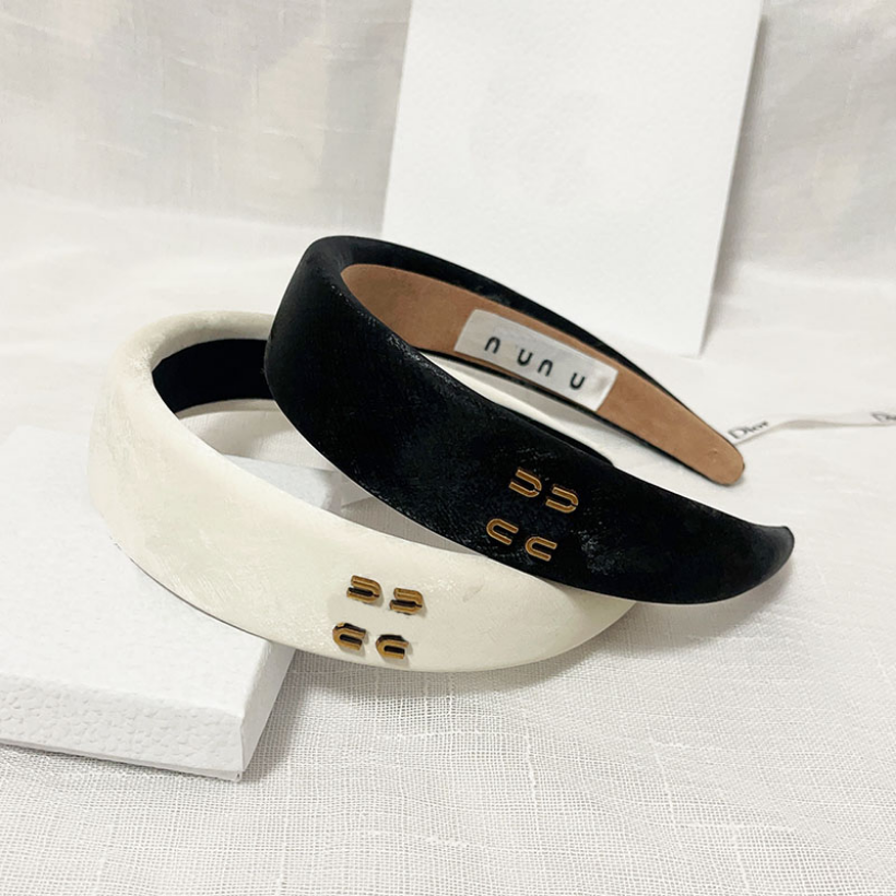 Luxury Designer Headbands 2color Black White Brand Letter Velvet Versatile Korea Headband Fashion Sport Hair Bands Headwraps For Head Women Accessories Gifts
Luxury Designer Headbands 2color Black White Brand Letter Velvet Versatile Korea Headband Fashion Sport Hair Bands Headwraps For Head Women Accessories Gifts
