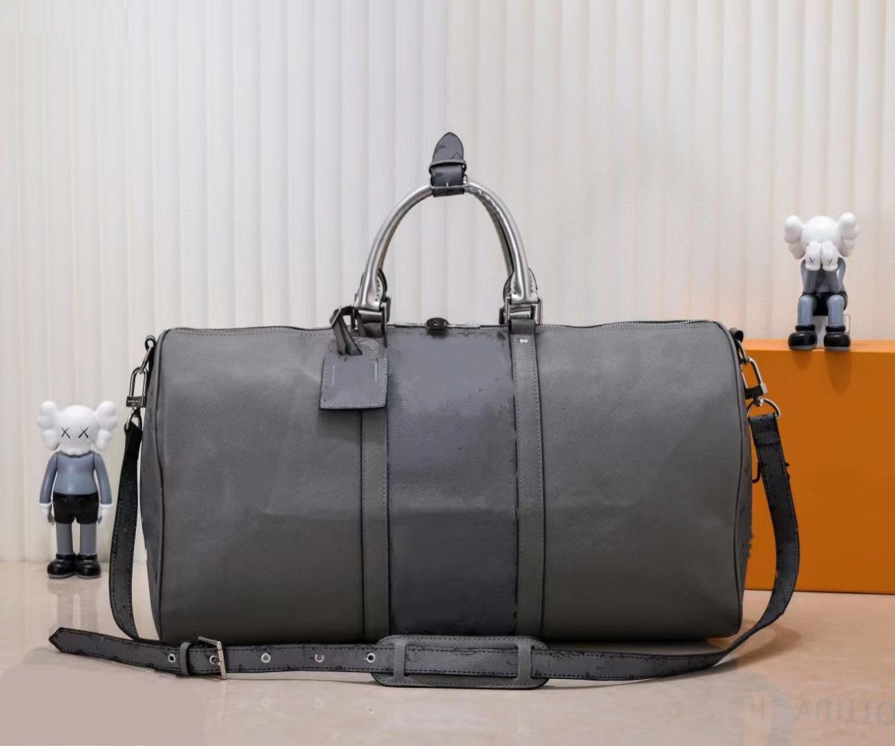 Duffle bag Classic45 50 55 Travel luggage for men real leather Top quality women crossbody totes shoulder Bags mens womens handbags 5A, Dark grey
Duffle bag Classic45 50 55 Travel luggage for men real leather Top quality women crossbody totes shoulder Bags mens womens handbags 5A, Dark grey