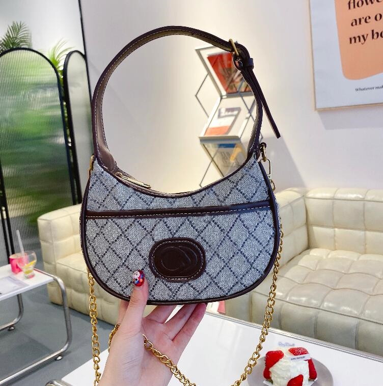 Women's mens Designer LOOP Bag Luxury half moon leather classic old flower clutch handbag tote zipper two shoulder straps Metal fittings crossbody woman Bags, Red
Women's mens Designer LOOP Bag Luxury half moon leather classic old flower clutch handbag tote zipper two shoulder straps Metal fittings crossbody woman Bags, Red