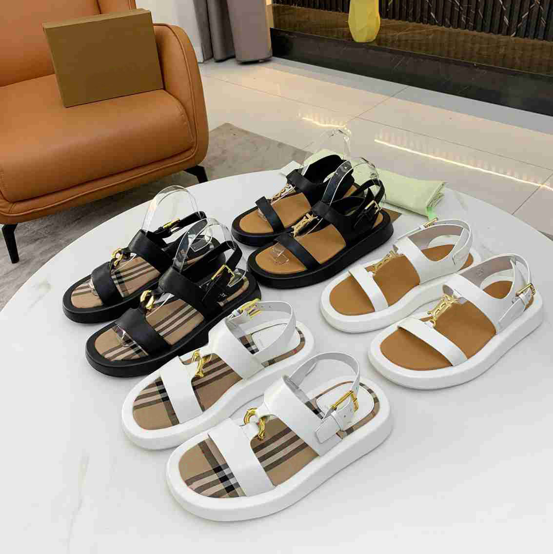 Designer Sandal Women Slippers Fashion Beach Shoes Sole Plaid Sandals Metal Buckle Slipper Rubber Soft Soles Beach Slides Flat shoe
Designer Sandal Women Slippers Fashion Beach Shoes Sole Plaid Sandals Metal Buckle Slipper Rubber Soft Soles Beach Slides Flat shoe