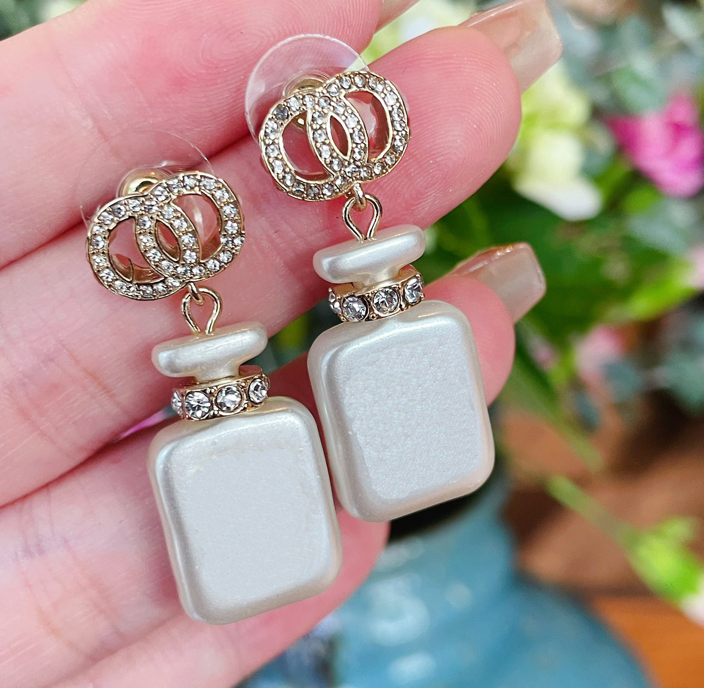 2023 Designer earrings fashion big gem jewelry brand classic perfume bottle earrings wedding pie match with box Knot
2023 Designer earrings fashion big gem jewelry brand classic perfume bottle earrings wedding pie match with box Knot