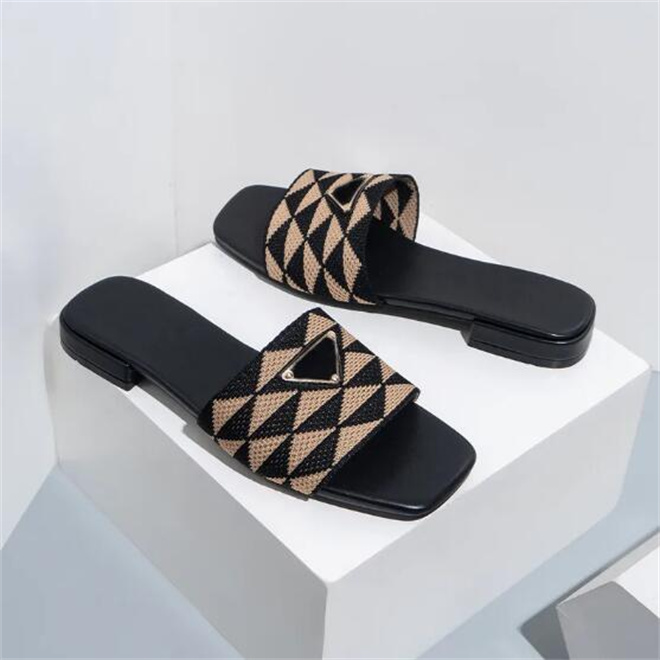 Designers Embroidered Fabric Slides Slippers Womens Metal Triangle Flat Fashion Luxury Casual Slipper Fahion Plaid Outdoor Scuffs Shoes, Grey
Designers Embroidered Fabric Slides Slippers Womens Metal Triangle Flat Fashion Luxury Casual Slipper Fahion Plaid Outdoor Scuffs Shoes, Grey