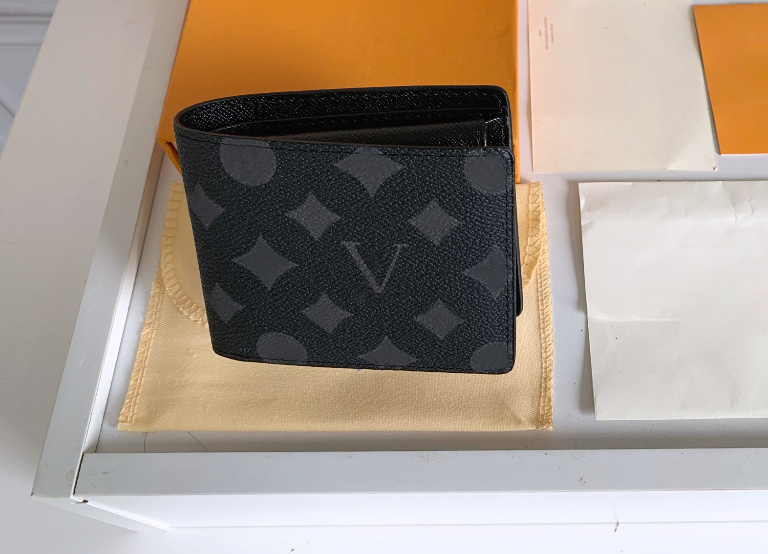 Fashion designer wallets luxury short purse men women clutch bags Highs quality flower letter coin purses plaid card holders with original box dust bag #664, 62664#black monogrames
Fashion designer wallets luxury short purse men women clutch bags Highs quality flower letter coin purses plaid card holders with original box dust bag #664, 62664#black monogrames