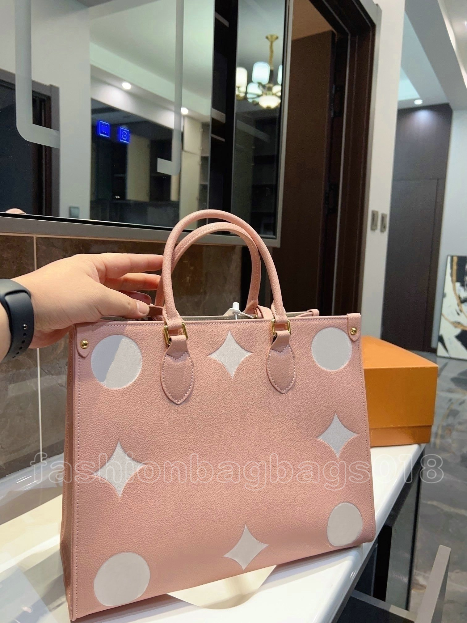 ONTHEGO MM Tote Bag with Monograms Debossing Grained Leather Women Crossbody Laptop Bags On The Go Shoulder Handbag Carryall M21575 M46286 M45494 M45495 M45982 Pink
ONTHEGO MM Tote Bag with Monograms Debossing Grained Leather Women Crossbody Laptop Bags On The Go Shoulder Handbag Carryall M21575 M46286 M45494 M45495 M45982 Pink
