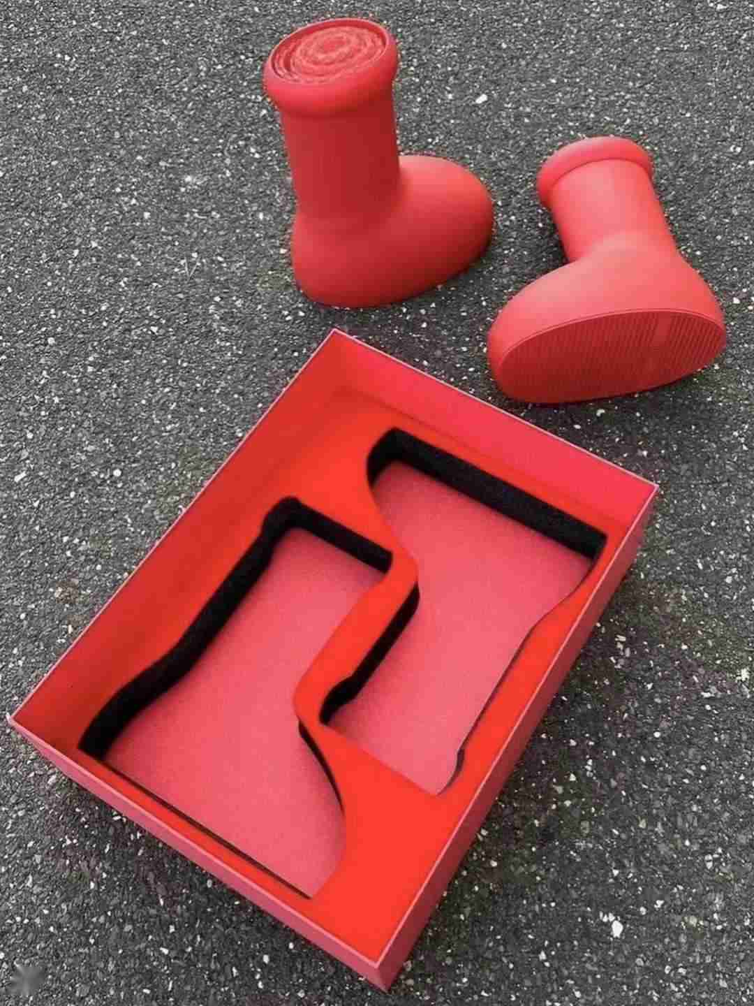 2023 MSCHF Men Women Rain Boots Designers big red boot Thick Bottom Non-Slip Booties Rubber Platform Bootie Fashion astro boy size 35-46 vb
2023 MSCHF Men Women Rain Boots Designers big red boot Thick Bottom Non-Slip Booties Rubber Platform Bootie Fashion astro boy size 35-46 vb