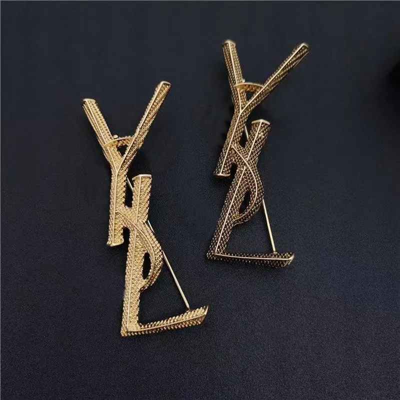 Women New Fashion Brooches Designer Jewelry Letters Retro Brooch Womens For Party Accessories Designers Pins Gold Pin 23 D2211071F
Women New Fashion Brooches Designer Jewelry Letters Retro Brooch Womens For Party Accessories Designers Pins Gold Pin 23 D2211071F