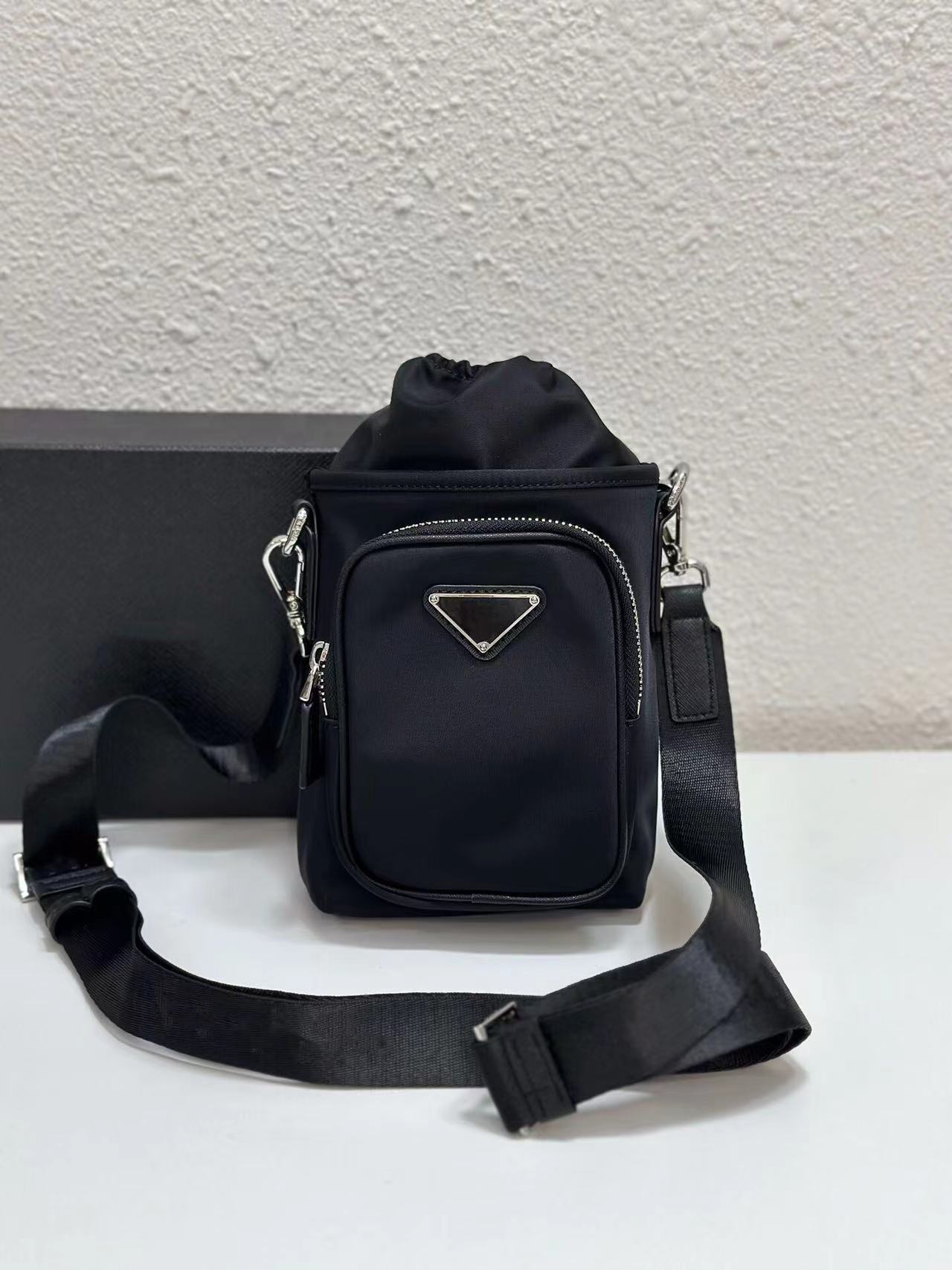 Men Women Designer Crossbody Bags Nylo Phone Case Mini Black Strapping Bag Messenger Satchel Wide Strap Shoulder Purses With Triangle Mark Pouch
Men Women Designer Crossbody Bags Nylo Phone Case Mini Black Strapping Bag Messenger Satchel Wide Strap Shoulder Purses With Triangle Mark Pouch