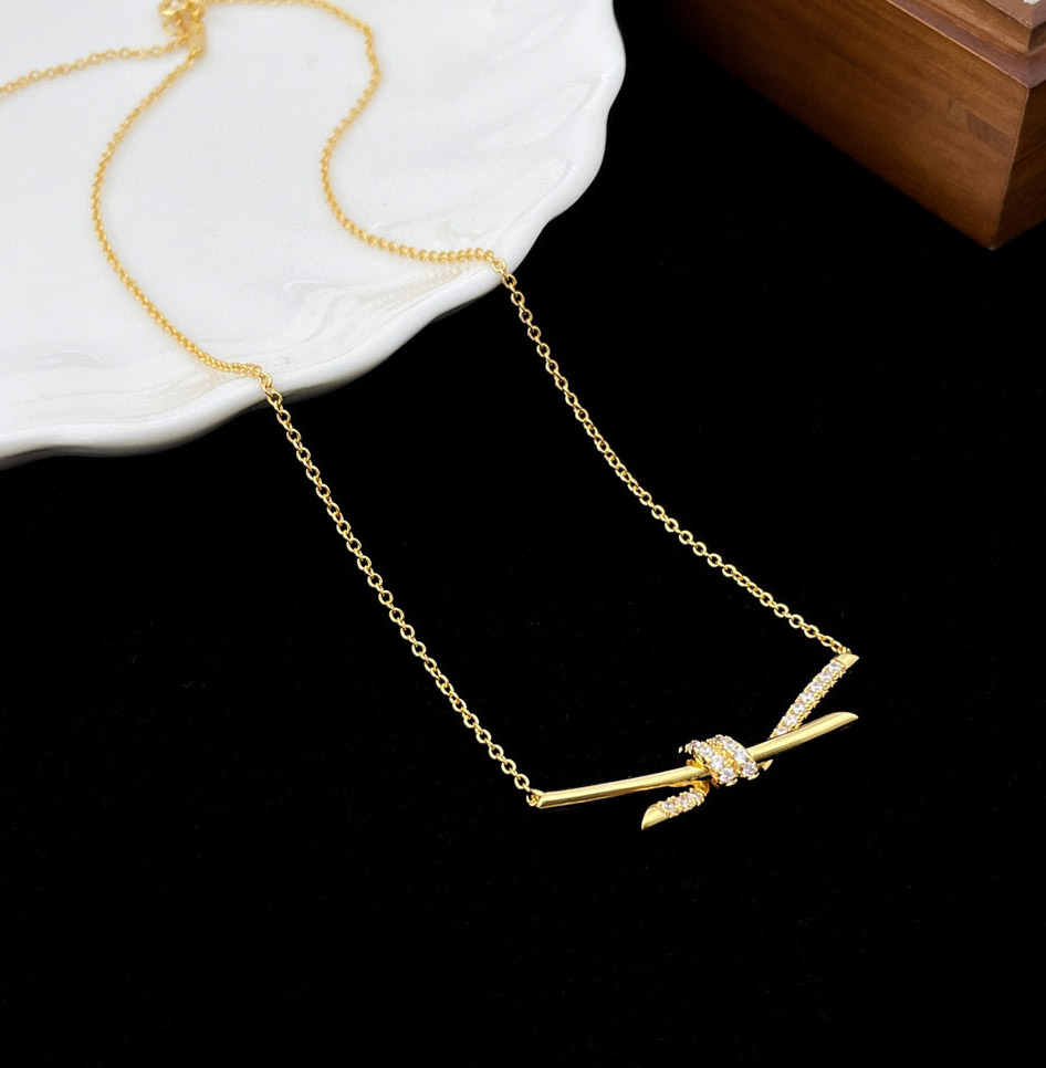2023 Luxury quality v gold material pendant necklace with diamond and charm earring in three colors plated have box stamp PS3001
2023 Luxury quality v gold material pendant necklace with diamond and charm earring in three colors plated have box stamp PS3001
