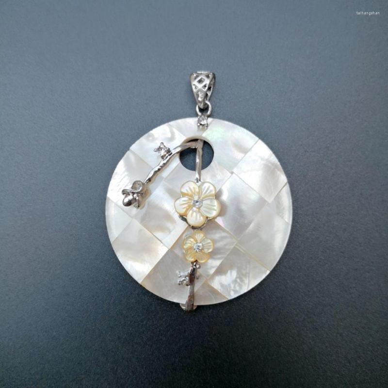 Pendant Necklaces MOP321 Beige Colors Carved Flower Natural Round Shell 10 Pieces
