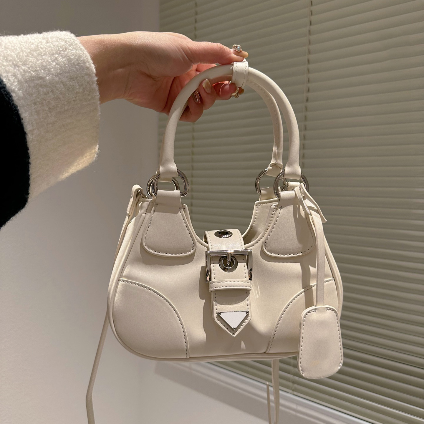 designer bags Hand Bags Top Re-Edition Bag Designer Sports Handbags Bestselling wallet women bags Handbag Brand purses Red Schoolbag Satchels white bag Moon bags, White-25 cm
designer bags Hand Bags Top Re-Edition Bag Designer Sports Handbags Bestselling wallet women bags Handbag Brand purses Red Schoolbag Satchels white bag Moon bags, White-25 cm