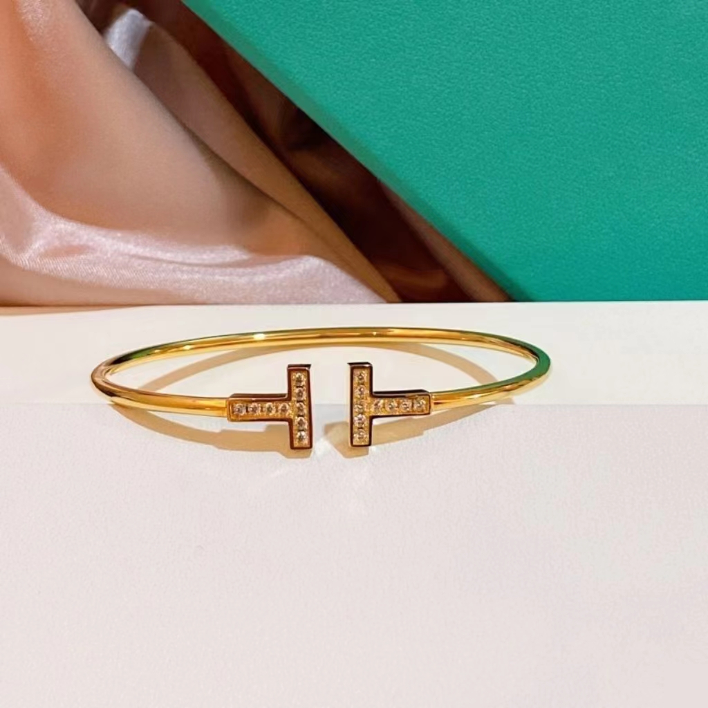 gold bangles women Designer bracelet Women Charm bracelet Trend fashion studded with diamonds high quality bracelets boutique gift jewelry DF04
gold bangles women Designer bracelet Women Charm bracelet Trend fashion studded with diamonds high quality bracelets boutique gift jewelry DF04