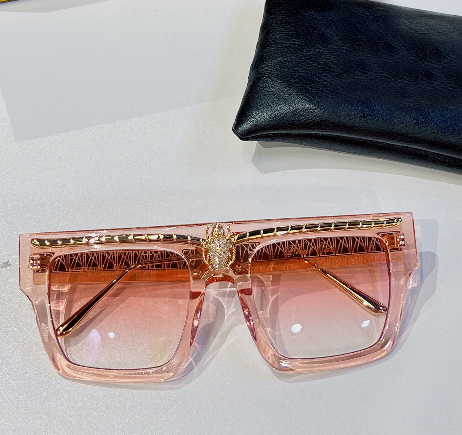 Oversize Square Sunglasses for Women Crystal Pink Designer Sunglasses UV400 Protection Eyewear with Box
Oversize Square Sunglasses for Women Crystal Pink Designer Sunglasses UV400 Protection Eyewear with Box