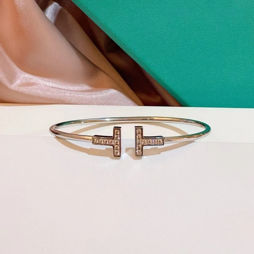 gold bangles women Designer bracelet Women Charm bracelet Trend fashion studded with diamonds high quality bracelets boutique gift jewelry DF02
gold bangles women Designer bracelet Women Charm bracelet Trend fashion studded with diamonds high quality bracelets boutique gift jewelry DF02