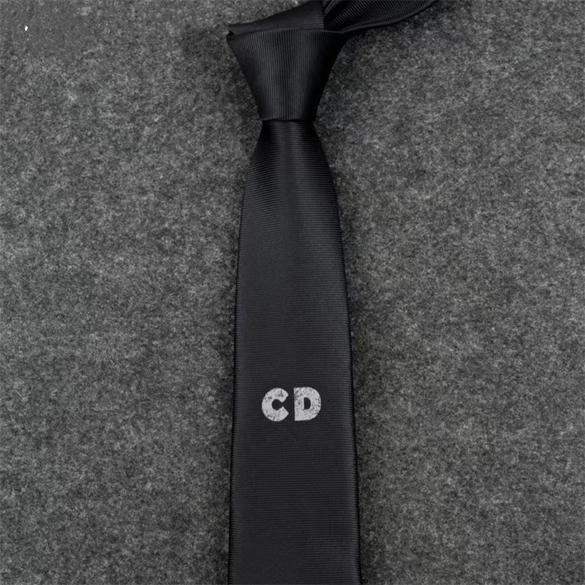 2023 New Men Ties fashion Silk Tie 100% Designer Necktie Jacquard Classic Woven Handmade Necktie for Men Wedding Casual and Business NeckTies With Original Box 882
2023 New Men Ties fashion Silk Tie 100% Designer Necktie Jacquard Classic Woven Handmade Necktie for Men Wedding Casual and Business NeckTies With Original Box 882