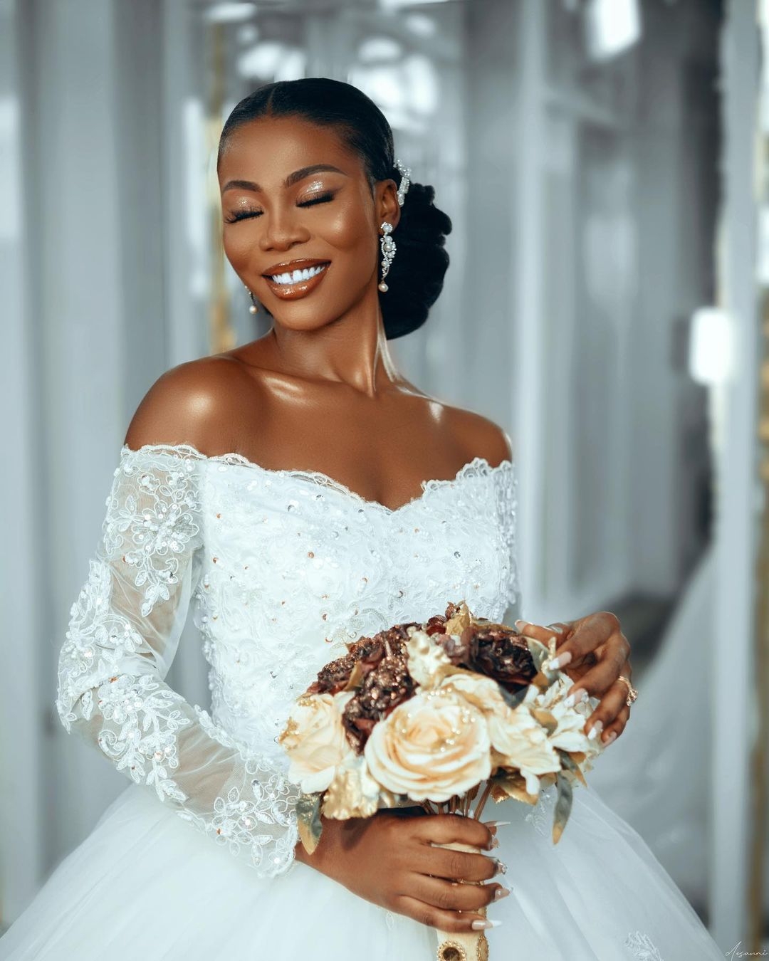 Luxury Ball Gown Wedding Dresses Long Sleeves V Neck Sequins Appliques Beaded 3D Lace Hollow Diamonds Ruffles Bridal Gowns Plus Size Custom Made Vesti