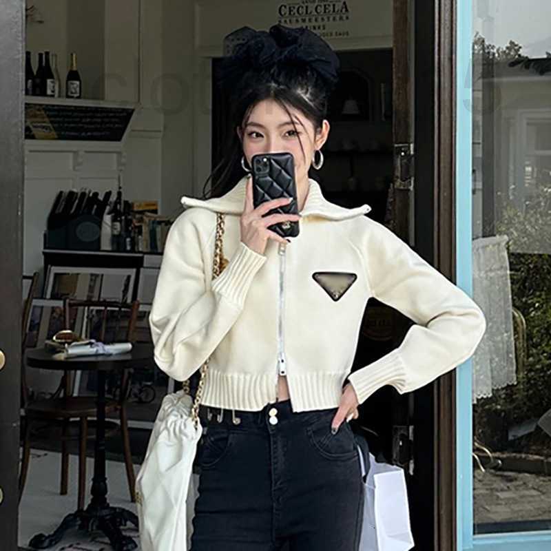 Women' T-Shirt Designer Triangle knitted cardigan women' early spring 2023 lapel jacket short 7K9T, Creamy-white
Women' T-Shirt Designer Triangle knitted cardigan women' early spring 2023 lapel jacket short 7K9T, Creamy-white