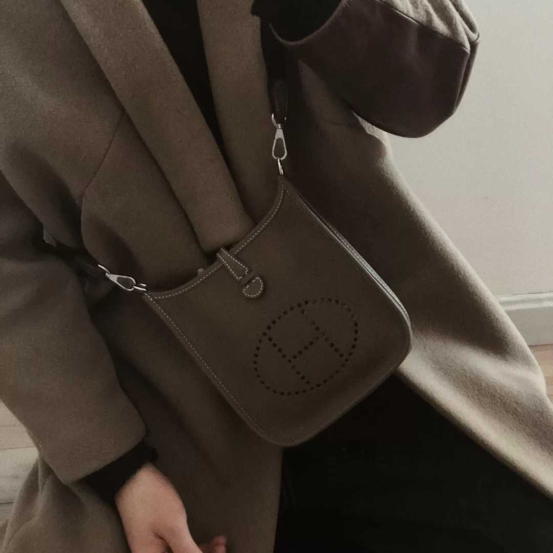 spring women's solid color simple small square bag texture sling single Shoulder Messenger Pu letter women's out of the street bag, White6
spring women's solid color simple small square bag texture sling single Shoulder Messenger Pu letter women's out of the street bag, White6