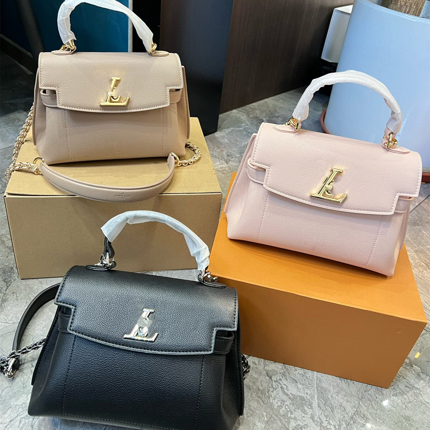 Lockme Ever BB Totes Bag Handbag Women Tote Chain Bags Purse Wallet Designer Vintage Flap Bags Keybell Lock Handbags Leather Luxurys Crossbody
Lockme Ever BB Totes Bag Handbag Women Tote Chain Bags Purse Wallet Designer Vintage Flap Bags Keybell Lock Handbags Leather Luxurys Crossbody