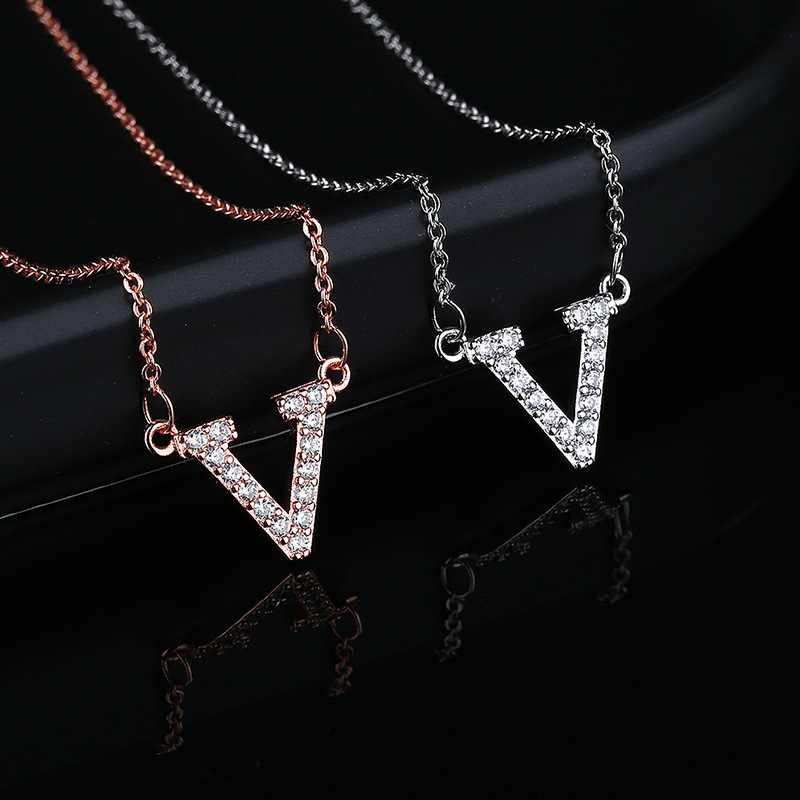 diamond womens saturn necklace designer gold chain cuban link channel jewelry cuban chains ice out chain V gold plated full drill clavicle chain pendant necklaces
diamond womens saturn necklace designer gold chain cuban link channel jewelry cuban chains ice out chain V gold plated full drill clavicle chain pendant necklaces