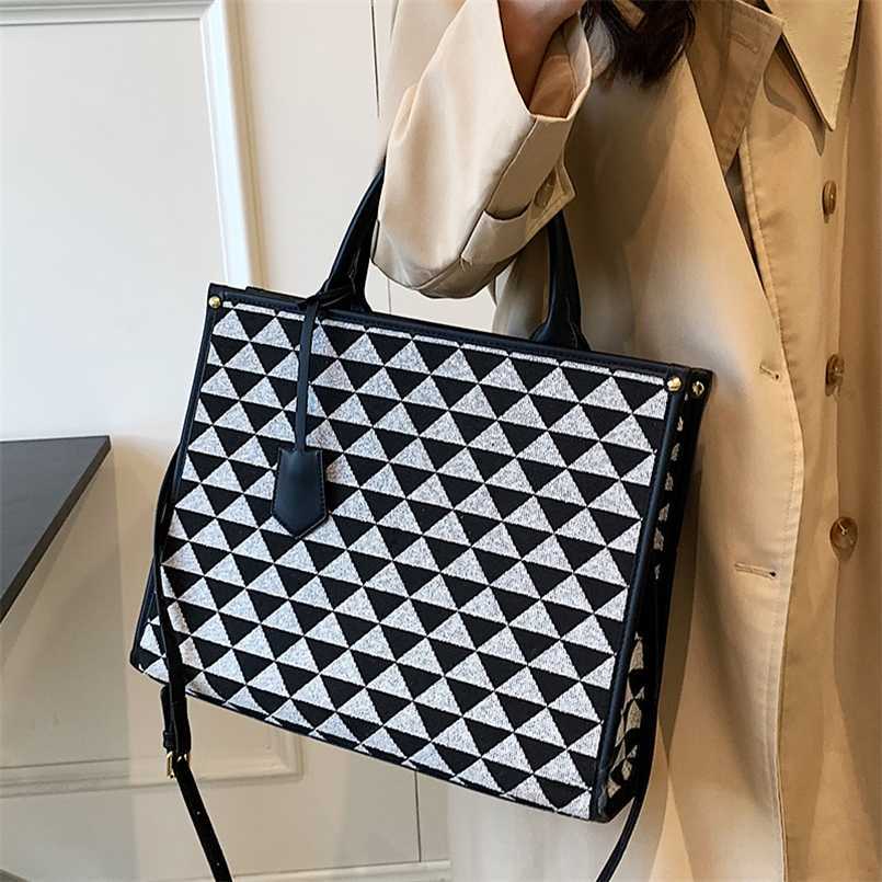version of large texture bag for women new autumn and winter leisure messenger bag portable commuter tote bag, Small black
version of large texture bag for women new autumn and winter leisure messenger bag portable commuter tote bag, Small black