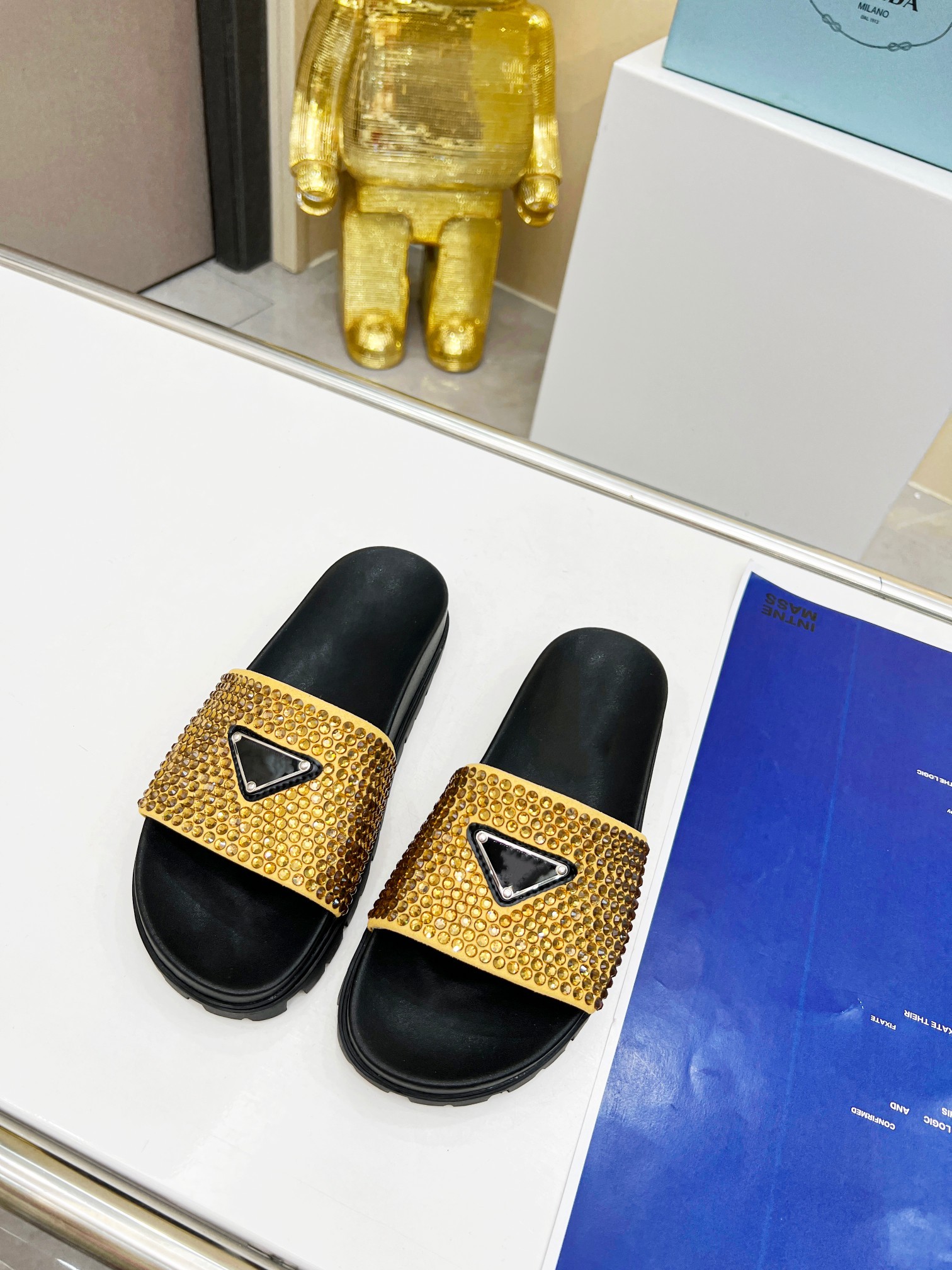 Early spring 2023 rhinestone slippers fashion flip flops for women wearing leather, Black
Early spring 2023 rhinestone slippers fashion flip flops for women wearing leather, Black