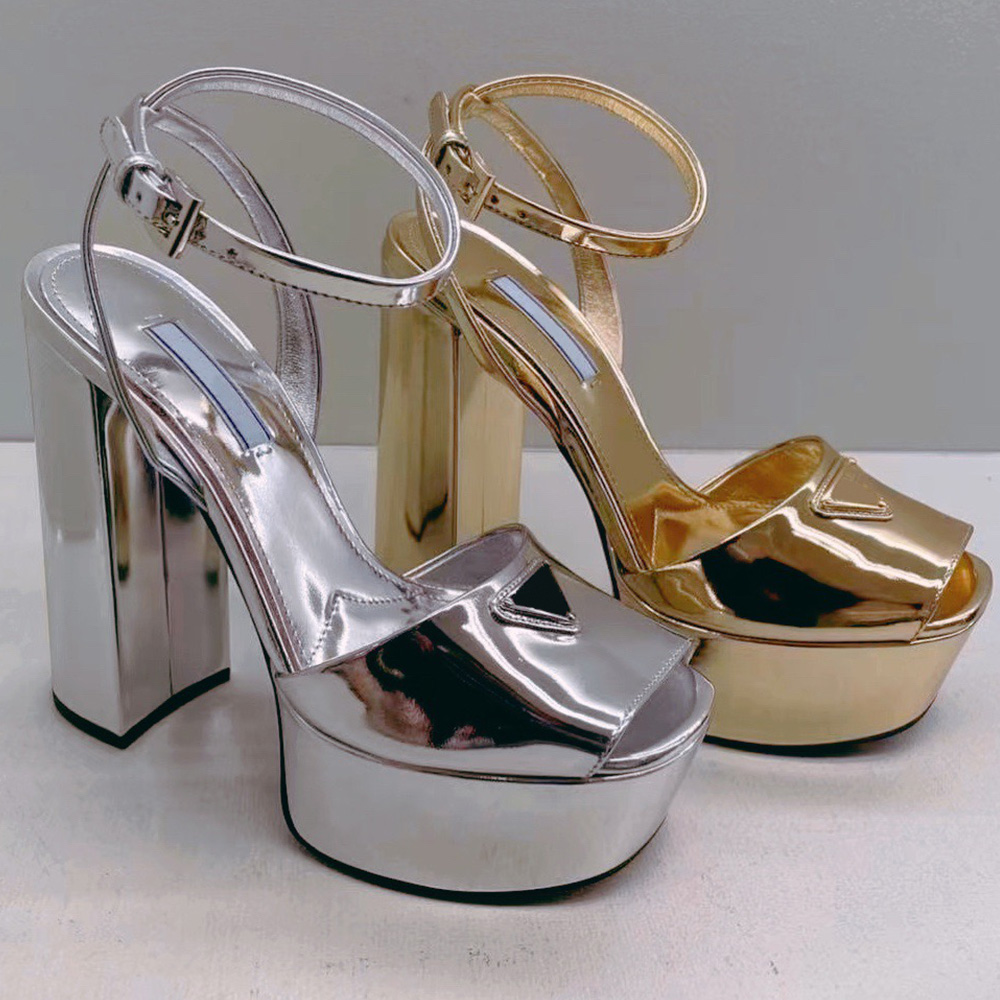 Sandali plateau in pelle metallizzata sandals designer high heels shoes Thick soled with triangle logo on the upper heels shoes elegant noble womens sandal heeled, Shipping supplement
Sandali plateau in pelle metallizzata sandals designer high heels shoes Thick soled with triangle logo on the upper heels shoes elegant noble womens sandal heeled, Shipping supplement