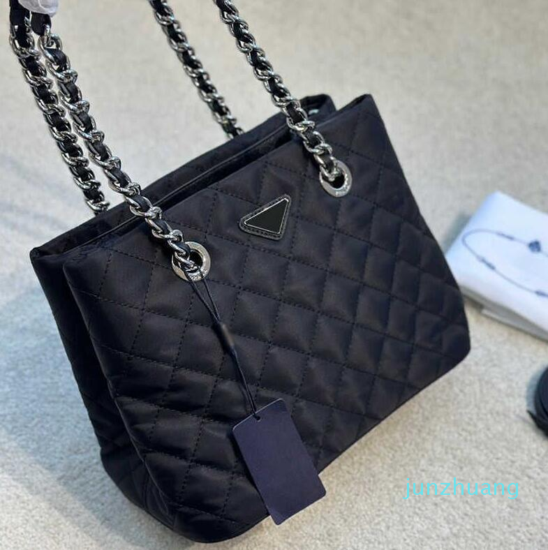 New Totes Nylon Small Square Pouch Tote Bag Classic P Triangle Purse Handbag 14156 Designer Underarm Shopper Designers Wallet 221207
New Totes Nylon Small Square Pouch Tote Bag Classic P Triangle Purse Handbag 14156 Designer Underarm Shopper Designers Wallet 221207