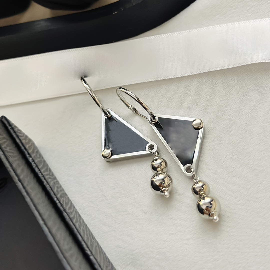 2023 Designer Earrings The latest out of the hot style of triangle beads earrings jewelry Knot
2023 Designer Earrings The latest out of the hot style of triangle beads earrings jewelry Knot