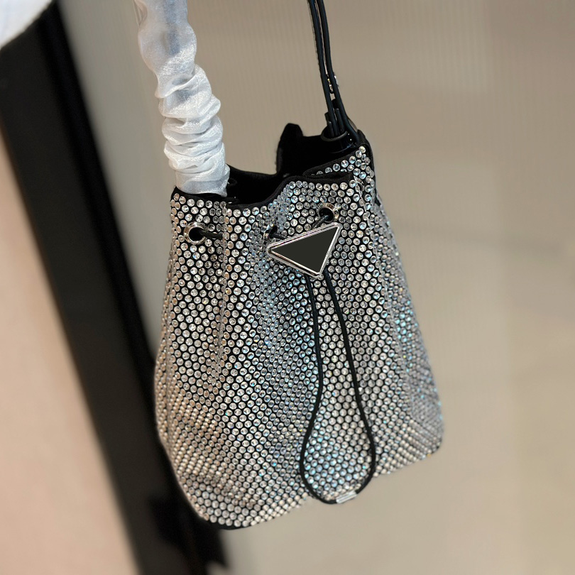 CC Bag Shoulder Bags Womens Timeless P Drawstring Bucket Blingbling Bags Strass Top Handle Totes Triangle Badge Silver Metal Hardware Ctossb, Box
CC Bag Shoulder Bags Womens Timeless P Drawstring Bucket Blingbling Bags Strass Top Handle Totes Triangle Badge Silver Metal Hardware Ctossb, Box