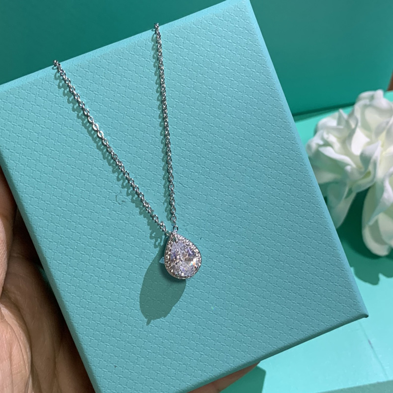Luxury fashion designer necklace European and American fashion simple water drop white stone necklace personality jewelry fashion trend
Luxury fashion designer necklace European and American fashion simple water drop white stone necklace personality jewelry fashion trend