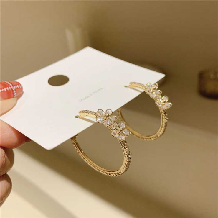 Hoop Earrings Sweet Girl Flower Zircon Temperament Versatile Fashion & Huggie
Hoop Earrings Sweet Girl Flower Zircon Temperament Versatile Fashion & Huggie