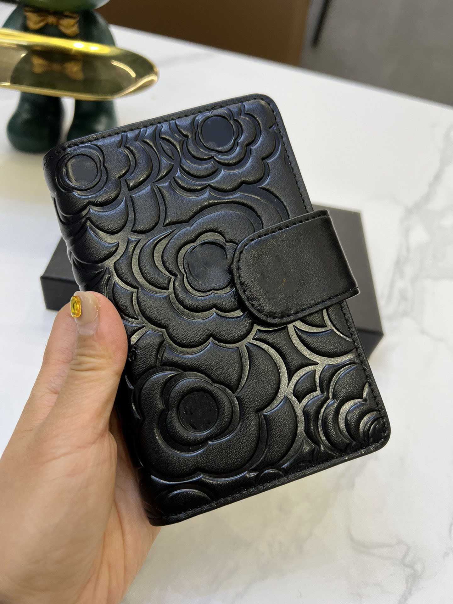 Fashion designer PU wallet card bag is a small accessory similar to wallet, which is used to store and organize cards, cash and other small personal items, Surprise gifts
Fashion designer PU wallet card bag is a small accessory similar to wallet, which is used to store and organize cards, cash and other small personal items, Surprise gifts