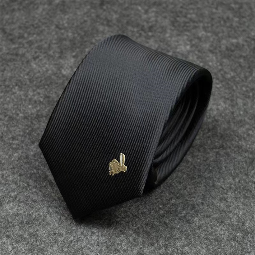 2023 New Men Ties fashion Silk Tie 100% Designer Necktie Jacquard Classic Woven Handmade Necktie for Men Wedding Casual and Business NeckTies With Original Box g991
2023 New Men Ties fashion Silk Tie 100% Designer Necktie Jacquard Classic Woven Handmade Necktie for Men Wedding Casual and Business NeckTies With Original Box g991