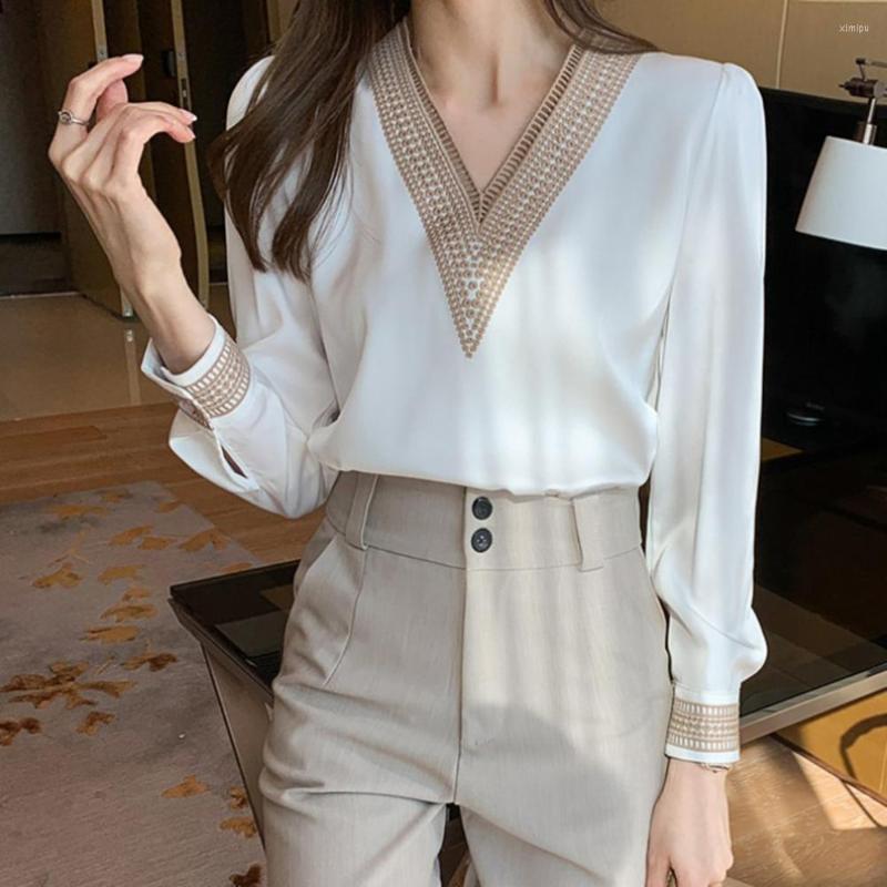 Women' Blouses 2023 White Elegant Chic Women Retro Sweet Stylish Embroidery Loose Office Lady Casual Shirt Deep V-neck Chiffon Blouse
Women' Blouses 2023 White Elegant Chic Women Retro Sweet Stylish Embroidery Loose Office Lady Casual Shirt Deep V-neck Chiffon Blouse