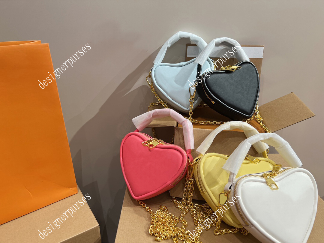 TZ Designer love bags Heart zipper closure handbags Classic flower pattern Golden metal chain crossbody bag Fashion mini solid color shoulder bag lady purses 15CM, White
TZ Designer love bags Heart zipper closure handbags Classic flower pattern Golden metal chain crossbody bag Fashion mini solid color shoulder bag lady purses 15CM, White