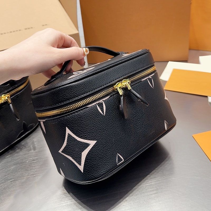 Womens Old Flower Cosmetic Case Vanity Box Bags Top Handle Totes Large Capacity Outdoor Sacoche Clutch Coin Lipctick Purse Luxury Designer Handbags 20X13CM, Boxs
Womens Old Flower Cosmetic Case Vanity Box Bags Top Handle Totes Large Capacity Outdoor Sacoche Clutch Coin Lipctick Purse Luxury Designer Handbags 20X13CM, Boxs