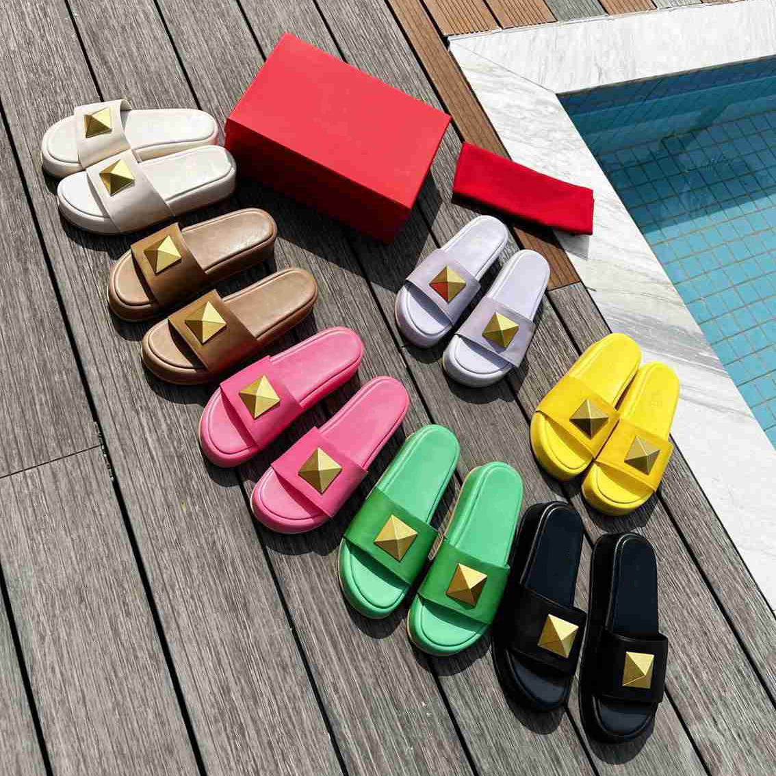 Newest Women Sandals Slippers Outdoor Flat Luxury Fashion Roman Studs Slipper Sandals Quilted Flat Calfskin Saddle Brown Summer Designer Size 35-41
Newest Women Sandals Slippers Outdoor Flat Luxury Fashion Roman Studs Slipper Sandals Quilted Flat Calfskin Saddle Brown Summer Designer Size 35-41