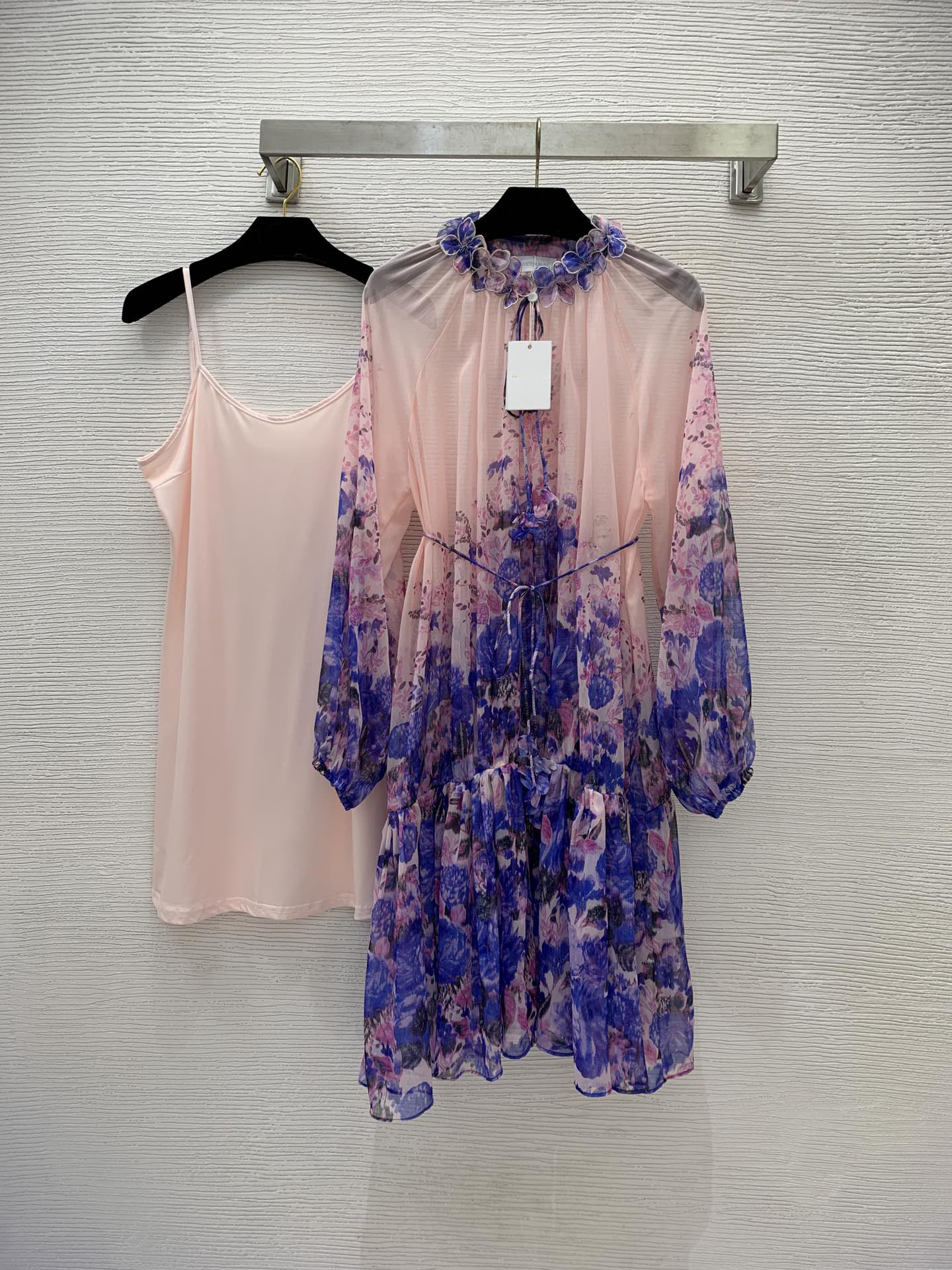 2023 Summer Lavender Floral Print Embroidery Silk Dress Long Sleeve Round Neck Waist Belted Midi Casual Dresses Brand Same Style Designer ZW2D1245
2023 Summer Lavender Floral Print Embroidery Silk Dress Long Sleeve Round Neck Waist Belted Midi Casual Dresses Brand Same Style Designer ZW2D1245