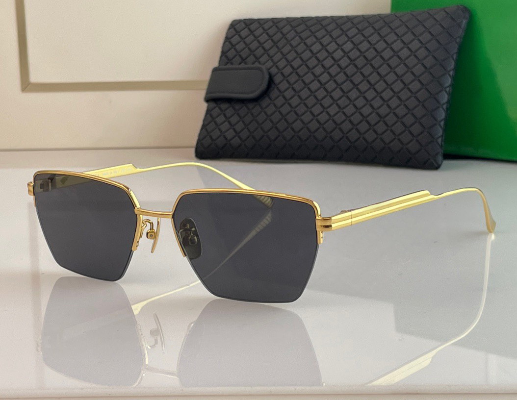 Fashion designer 1107 mens women sunglasses vintage half frame metal square shape glasses outdoor trendy versatile style Anti-Ultraviolet protection come with box
Fashion designer 1107 mens women sunglasses vintage half frame metal square shape glasses outdoor trendy versatile style Anti-Ultraviolet protection come with box