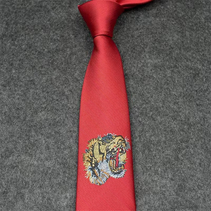 2023 New Men Ties fashion Silk Tie 100% Designer Necktie Jacquard Classic Woven Handmade Necktie for Men Wedding Casual and Business NeckTies With Original Box g895
2023 New Men Ties fashion Silk Tie 100% Designer Necktie Jacquard Classic Woven Handmade Necktie for Men Wedding Casual and Business NeckTies With Original Box g895