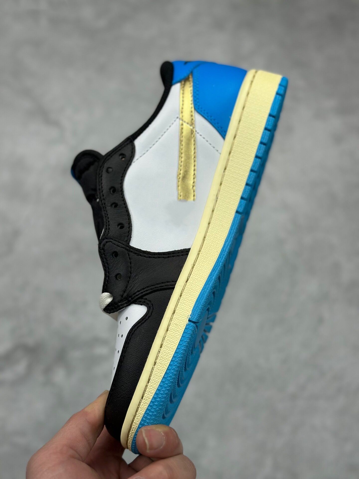 Latest Outlet Jumpman 1 Low Basketball Shoes Outdoor Running Shoe 1s Low White Blue Gold Blanc Designer Sportswear With Original Boxes
Latest Outlet Jumpman 1 Low Basketball Shoes Outdoor Running Shoe 1s Low White Blue Gold Blanc Designer Sportswear With Original Boxes